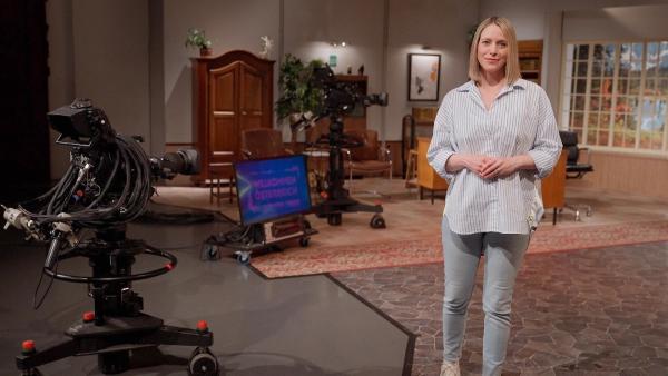 Bild 1 von 12: Im Bild: Mariella Gittler bei einer Moderation im Willkommen Österreich Studio.