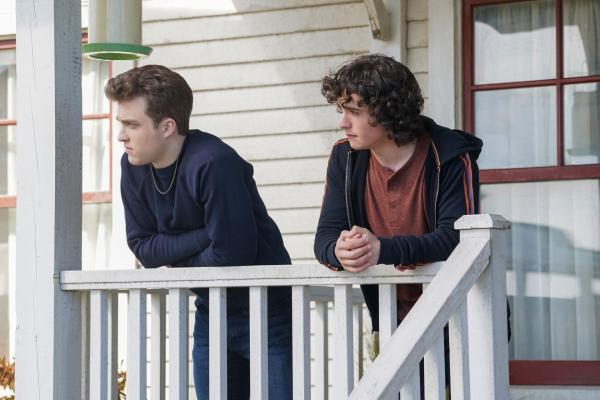 Bild 1 von 5: Jonathan Kent (Jordan Elsass, l.); Jordan Kent (Alex Garfin, r.)