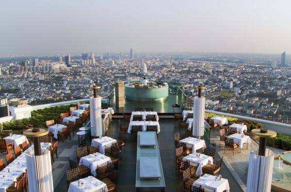 Bild 1 von 2: Auf dem Dach eines Wolkenkratzers in Bangkok entstand die Bar ?The Dome?: Hier treffen Hollywood und Bollywood aufeinander.