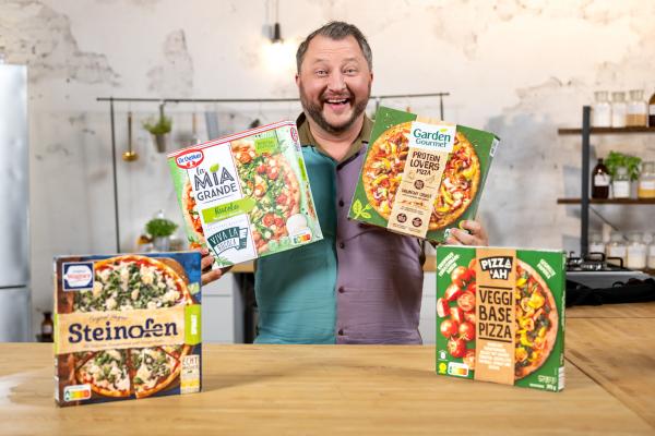 Bild 1 von 3: Pizza mit Nutri-Score A! Wie funktioniert das und sind die veggie Pizzen wirklich besser für uns als andere Tiefkühlpizzen? Produktentwickler Sebastian Lege findet es heraus.