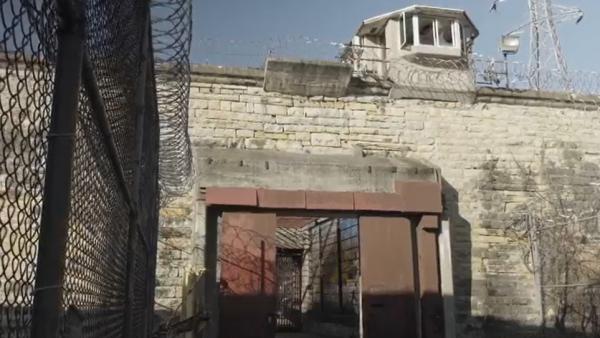 Bild 1 von 2: Vor diesem Tor drehte das Filmteam die Entlassung von \