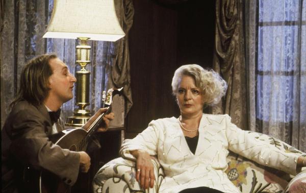 Bild 1 von 8: Otto (Otto Waalkes, l.); Konsulin von Kohlen und Reibach (Elisabeth Wiedemann, r.)