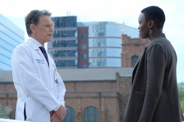 Bild 1 von 16: Da Dr. Mina Okafor (Shaunette Renée Wilson, r.) die Einzige ist, die den neuen Operationsroboter bedienen kann, greift Chefarzt Dr. Randolph Bell (Bruce Greenwood, l.) zu drastischen Mitteln ...