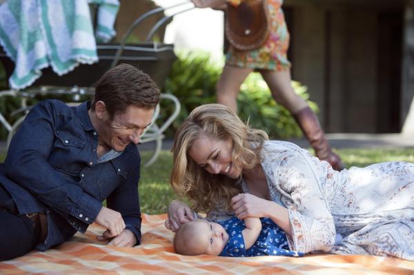 Bild 1 von 5: Dr. Andrew Patterson (Dan Hamill, l.); Joan (Jessica Marais, r.)