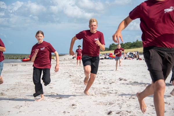Bild 1 von 4: Ein sonniger Tag am Strand für Janne und sein Team.