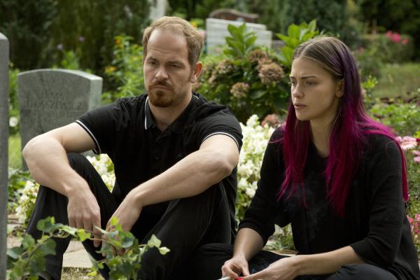 Bild 1 von 9: Frank (Marc Ben Puch) und Sascha (Laura Berlin) besuchen das Grab von Yaro und Miriam.