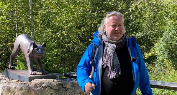 Bild 1 von 12: Der Schauspieler und Kabarettist Gregor Seberg begibt sich auf den Luchs-Trail-Weitwanderweg durch \