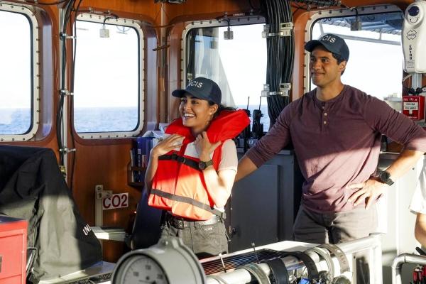 Bild 1 von 15: Lucy Tara (Yasmine Al-Bustami, l.); Kai Holman (Alex Tarrant, r.)