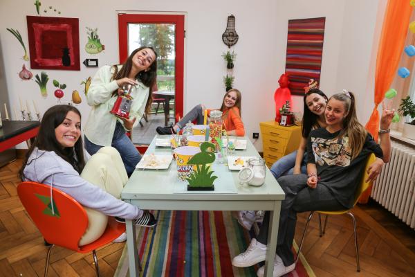 Bild 1 von 4: Von links: Anna, Feli, Alexa, Toni und Luise: Sie weihen den Frühstückstisch im Schloss ein.