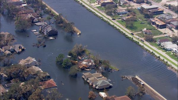 Bild 1 von 5: An aerial view of a broken levee after Hurricane Katrina.