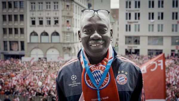 Bild 1 von 5: Cissé bei der Meisterfeier des FC Bayern München auf dem Rathausbalkon am Marienplatz.