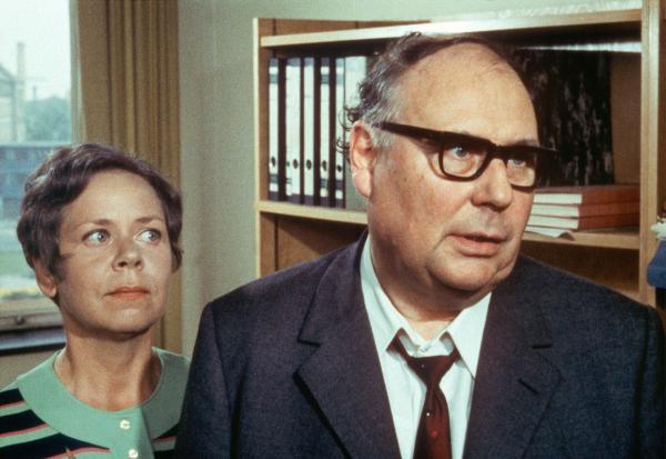 Bild 1 von 1: Der Finanzbeamte Willi Winzig (Heinz Erhardt) ist übergeschnappt, seine Sekretärin, Frau Engel (Ruth Stephan), hat es kommen sehen.