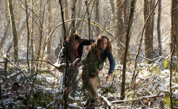 Bild 1 von 14: Showdown: Sean (Robert Sheehan, M.) und Katie (Kerry Condon) fliehen vor Cale (David Tennant, l.) durch den Wald.