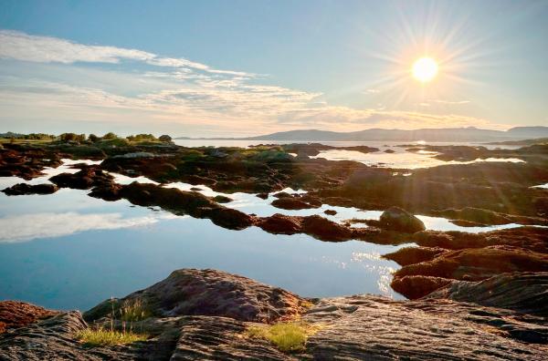 Bild 1 von 4: Fjorde und Berge, eingetaucht ins Licht der Mitternachtssonne - so offenbart sich Nordnorwegen an schönen Junitagen.