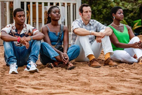 Bild 1 von 1: Im Bild (v.li.): Tahj Miles (Officer Marlon Pryce), Shantol Jackson (DS Naomi Thomas), Ralf Little (DI Neville Parker), Ginny Holder (Officer Darlene Curtis).