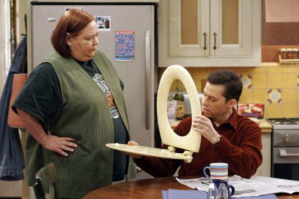 Bild 1 von 56: Nicht nur Jake, sondern auch Alan (Jon Cryer, r.) bekommt von Berta (Conchata Ferrell, l.) Nachhilfe in Sachen Sauberkeit ...