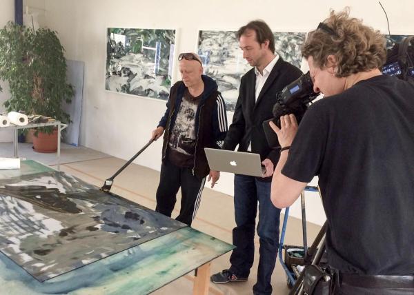 Bild 1 von 11: Im Bild: Dreharbeiten im Atelier von Herbert Brandl (li.).