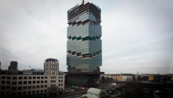 Bild 1 von 3: Noch ist der Büroturm im Bau.