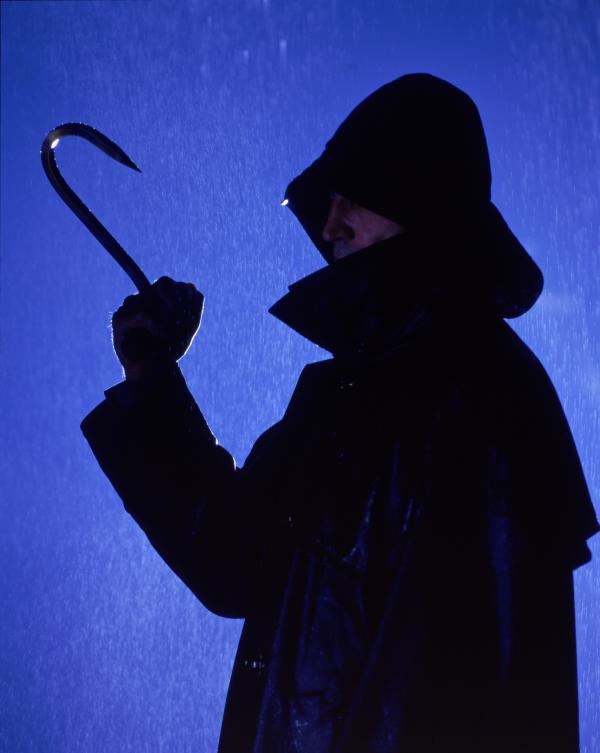 Bild 1 von 13: Der fremde Fischer (Muse Watson) macht Jagd auf die Jugend-Clique.