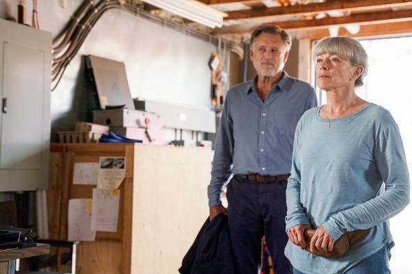Bild 1 von 17: Im Bild: Bill Pullman (Harry Ambrose), Frances Fisher (Meg Muldoon).
