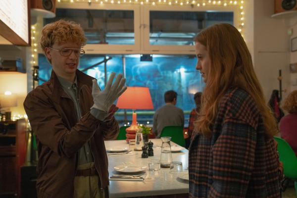 Bild 1 von 5: Jen (Máiréad Tyers) geht auf ein Date und lernt Gordon (Eros Vlahos) kennen, der sich zur Begrüßung nicht nur ungewöhnlich verhält, sondern auch eine ungewöhnlich schräge Gabe hat.