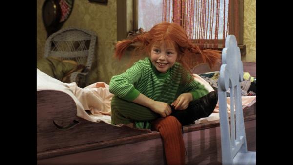 Bild 1 von 3: An einem Morgen kurz vor Weihnachten freut sich Pippi Langstrumpf (Inger Nilsson) über den ersten Schnee.