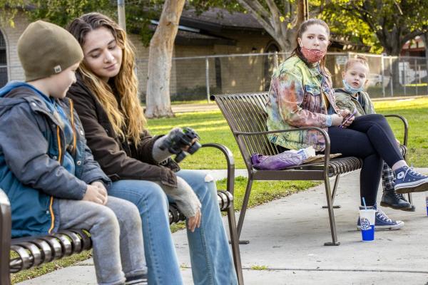 Bild 1 von 18: Im Bild (v.li.): Sammi-Jack Martincak (Mara), Emma Kenney (Debbie Gallagher), Paris Newton (Franny).