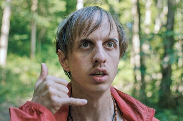 Bild 1 von 4: Niemand will Pierrot (Ferdinand Niquet) Glauben schenken. Dabei ist er sich ganz sicher, dass er mit dem Schlangenmenschen telefoniert hat, der seine Freundin entführt hat.