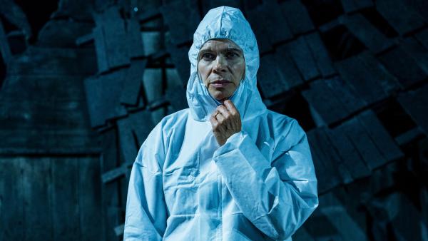 Bild 1 von 5: Frigg Mossman (Ellen Hillingsø) begibt sich an der abgebrannten Jagdhütte auf Spurensuche.