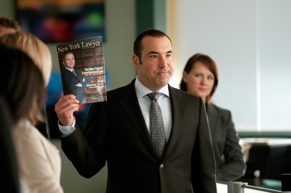 Bild 1 von 2: Louis (Rick Hoffman) muss sich ungewohnter Kritik aus den eigenen Reihen stellen. Der Ruf der Kanzlei steht auf dem Spiel.