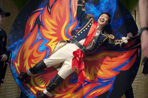 Bild 1 von 11: Die Lerngruppe wurde des Colleges verwiesen und Chang (Ken Jeong, l.) ist endlich an der Macht ...