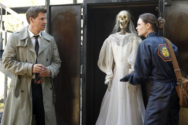 Bild 1 von 10: Booth (David Boreanaz, l.); Dr. Brennan (Emily Deschanel, r.)