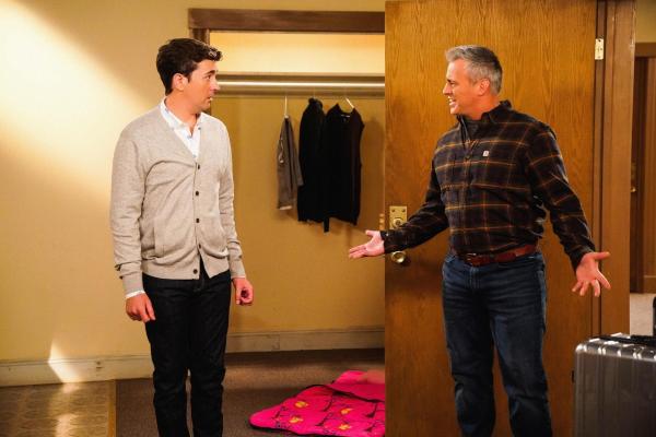 Bild 1 von 20: Lowell (Matt Cook, l.); Adam Burns (Matt LeBlanc, r.)