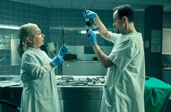 Bild 1 von 14: Im Bild: Um dem Familiengeheimnis der Hobrechts auf den Grund zu gehen, müssen Prof. Boerne (Jan Josef Liefers, r.) und Silke Haller (ChrisTine Urspruch, l.) fast archäologische Untersuchungen vornehmen.