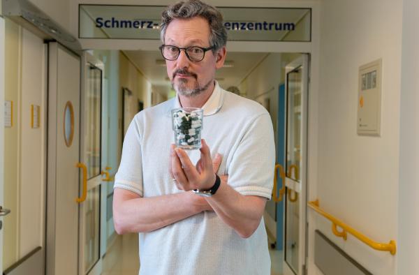 Bild 1 von 2: Die neue Dokumentation von Dr. Eckart von Hirschhausen über die stille Schmerzmittelkrise in Deutschland. Schmerz ist allgegenwärtig - und seine vermeintliche Lösung auch. In Deutschland werden jedes Jahr über 100 Millionen Packungen Schmerzmittel verkauft. Zu häufig greifen wir unbedacht zu Medikamenten, oft ohne ärztliche Beratung. Wann wird der Griff zur Tablette gefährlich?