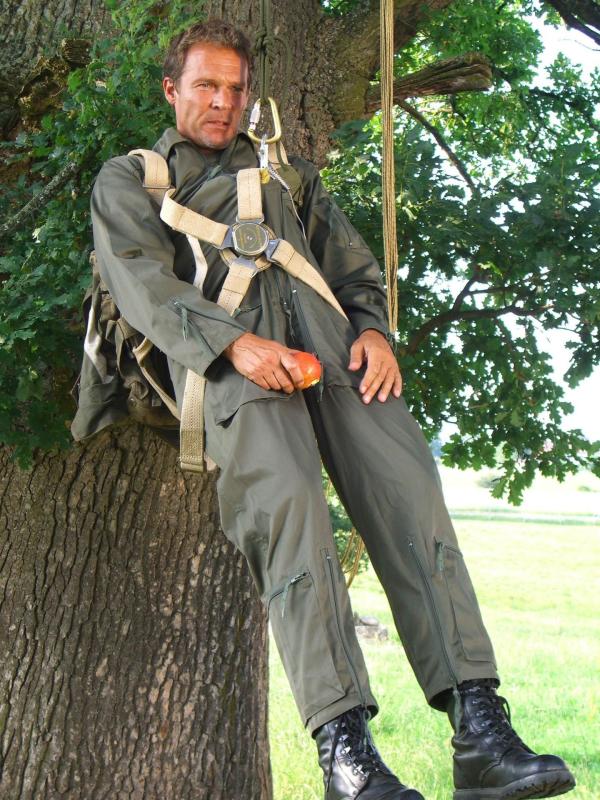 Bild 1 von 15: Alles Gute kommt von oben - Durchhänger inklusive: Christian Tramitz in \