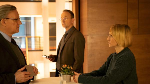 Bild 1 von 7: LKD Kurt Böhnisch (Hannes Hellmann, l.) verabschiedet sich von Jan Geissler (Peter Jordan, 2.v.l.) und Nora Weiss (Anna Maria Mühe).