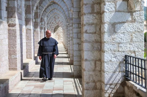 Bild 1 von 5: Der Franziskanerbruder Thomas Freidel im berühmten Franziskanerkloster Sacro Convento in Assisi in der italienischen Region Umbrien