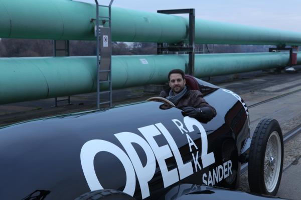 Bild 1 von 13: Mirko Drotschmann sitzt in einem Nachbau eines raketenbetriebenen Rennwagens.