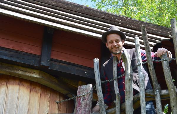 Bild 1 von 3: Moderator Alex Huth schaut sich im östlichsten Zipfel Deutschlands unweit der Neiße ein ganzes Baumhaus-Dorf mit Kletterrampen, Riesenschaukeln, Teufelsbrücken und Berglabyrinthen in Zentendorf an.
