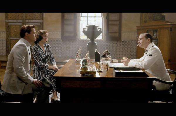 Bild 1 von 4: Als Ehepaar getarnt sollen Max (Brad Pitt, li.) und Marianne (Marion Cotillard, 2.v.l.) den deutschen Botschafter ausschalten. Dafür müssen sie Hauptsturmführer Hobar (August Diehl, re.) von ihrer neuen Identität überzeugen.