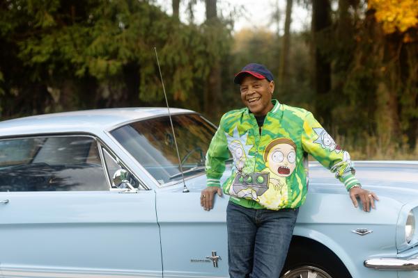 Bild 1 von 12: Ricky Harris im Porträt vor seinem Oldtimer.