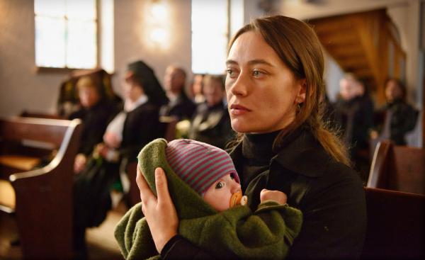 Bild 1 von 15: Fichtes Tochter Fina Jurisch (Mercedes Müller) trauert betroffen in einer Kirche.