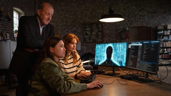 Bild 1 von 15: Privatdetektiv Georg Wilsberg (Leonard Lansink, l.) wird von der Studentin Jana Haumann (Lilly Charlotte Dreesen, r.) aufgesucht. Sie will auf einer Tonaufnahme eines digitalen Sprachassistenten eine höchst brisante Ankündigung gehört haben. Undercover begibt Wilsberg sich daraufhin in das Traditionsunternehmen, in dem die Kinder des Eigentümers die Unternehmensnachfolge antreten sollen. Auch Merle (Janina Fautz, M.) hilft mit ihrem technischen Geschick, dem Rätsel auf die Spur zu kommen.