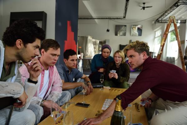 Bild 1 von 6: Britta (Pauline Großmann, 2.v.r.), Tolga (Eren Kavuko?lu, l.) und seine Freunde Leonard (Max Koltai, 2.v.l.), Marek (Daniel Prussak, 3.v.l.) und Vincent (Jannik Schümann, r.) spielen im Start-up eine Runde Poker. Ayla (Via Jikeli) sieht fasziniert zu - und durchschaut das Spiel sehr schnell.