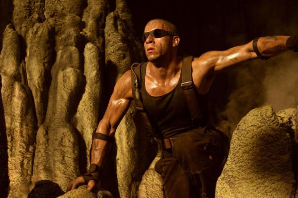 Bild 1 von 13: Wider Erwarten gelingt Riddick (Vin Diesel) die Flucht. Allerdings beginnt ein tödlicher Wettkampf gegen die Zeit, weil sich die Oberfläche von Crematoria bei Sonnenaufgang auf 700 Grad erhitzt ...
