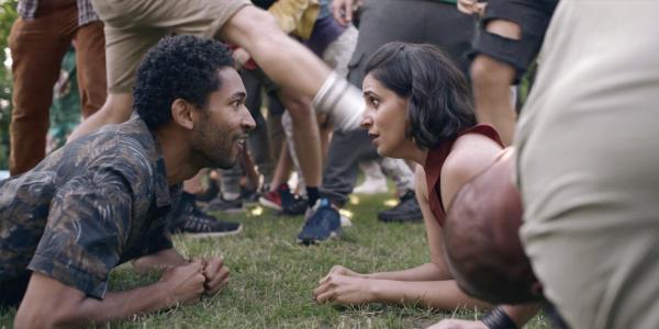 Bild 1 von 2: Inmitten einer Massenschlägerei gesteht Mari (Maryam Zaree) Theo (Benito Bause), dass sie erneut schwanger ist.