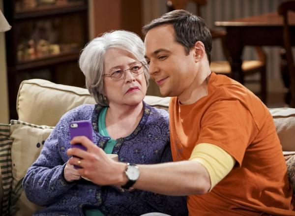 Bild 1 von 10: Mrs. Fowler (Kathy Bates, l.); Sheldon (Jim Parsons, r.)