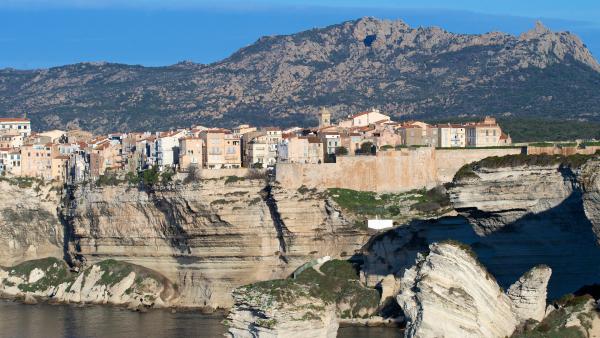 Bild 1 von 3: Die kleine Hafenstadt Bonifacio liegt an der südlichen Spitze Korsikas und zeichnet sich durch ihre spektakuläre Lage auf einem steilen Kliff aus.
