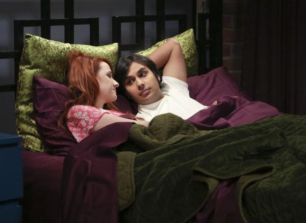 Bild 1 von 30: Raj (Kunal Nayyar, r.) und Emily (Laura Spencer, l.) freuen sich auf eine gemeinsame Filmnacht in Emilys Apartment. Doch dieser endet anders als geplant ...